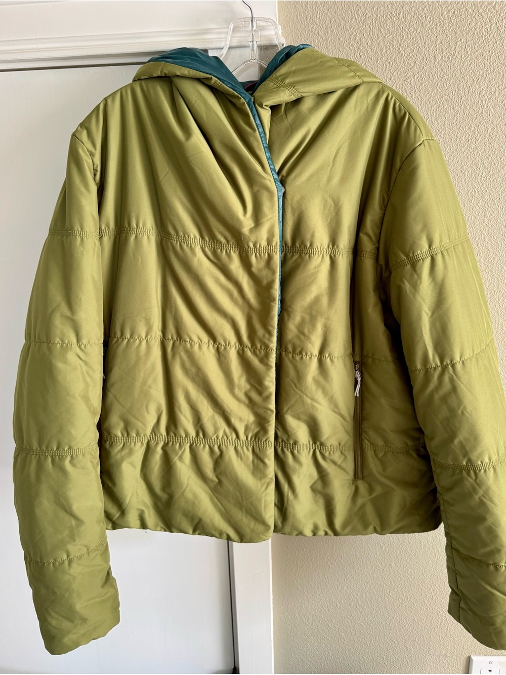 Stio Women’s Olive Green Puffer Jacket with Blue Lining - Picture 3 of 8